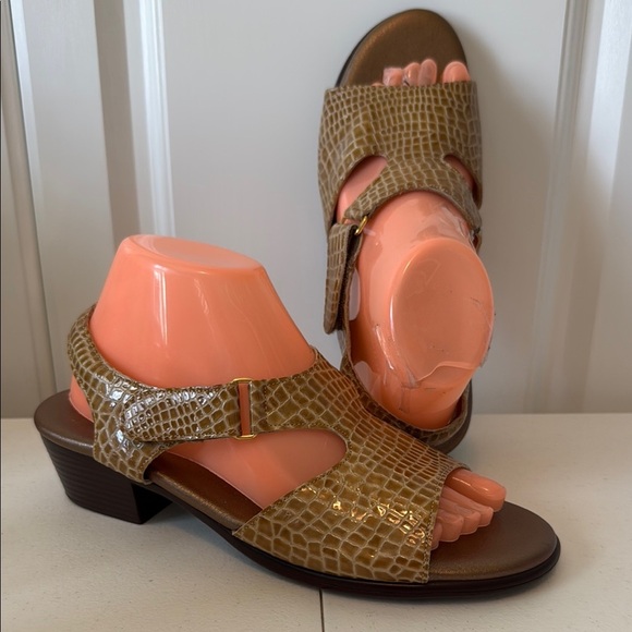 NEW w/o BOX - SAS EMBOSSED LEATHER SANDALS (sz 8.5) - Picture 1 of 9